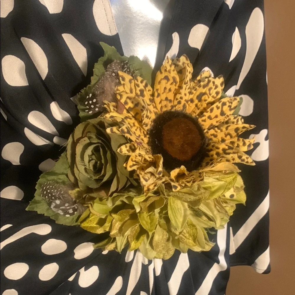 Large Oversized Flower Broach Pin. - Picture 2 of 6